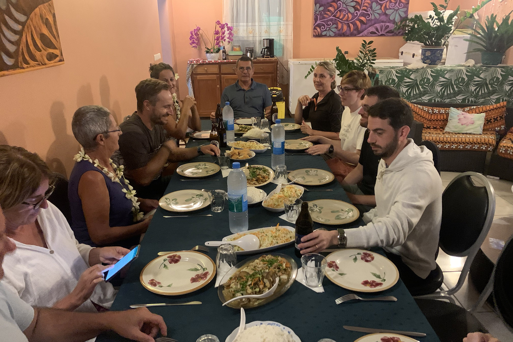 Repas dans la salle commune de notre pension Tautiare village
