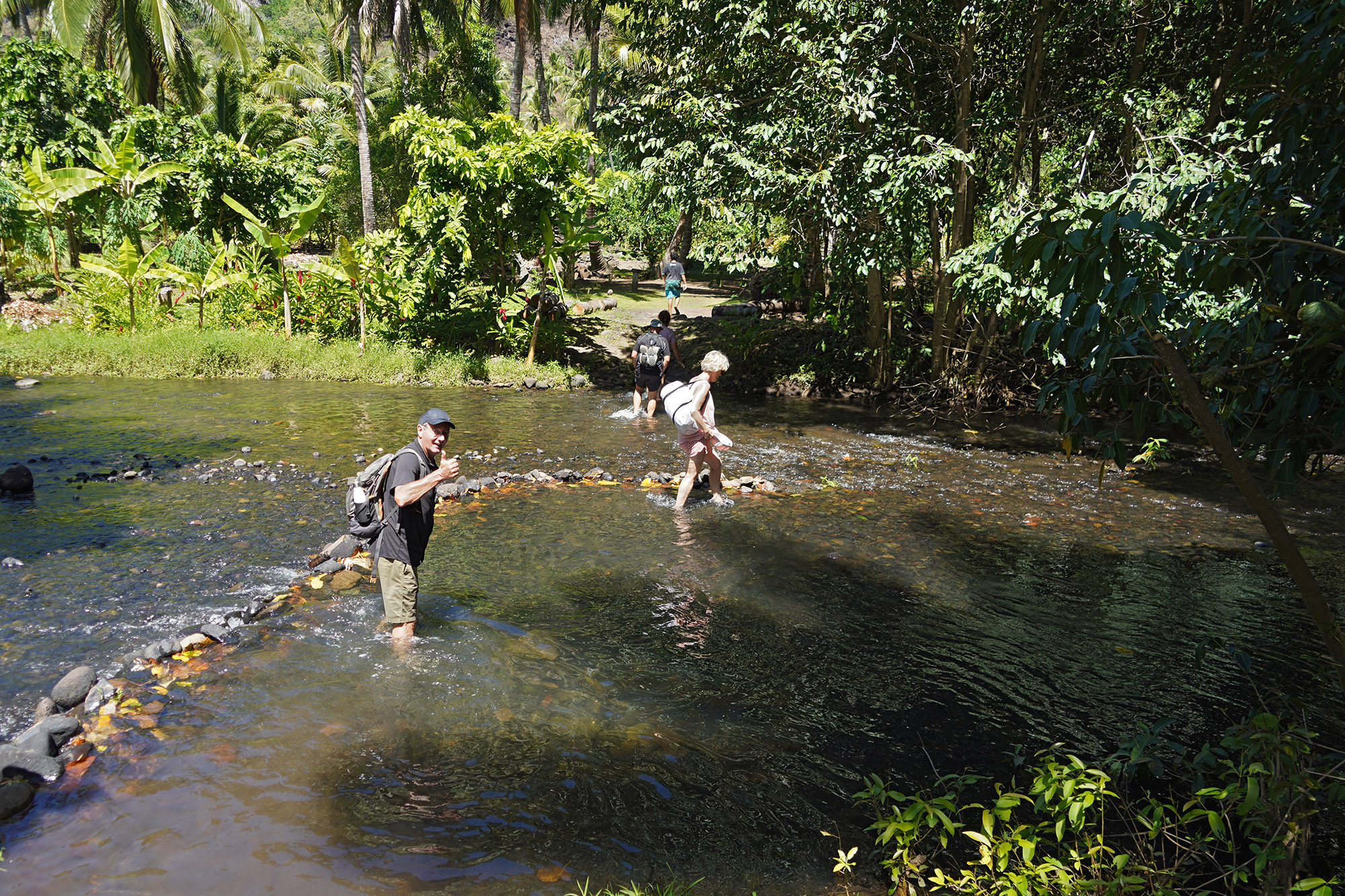 Traversée de rivière dans la vallée de Hakaui - Ile de Nuku Hiva