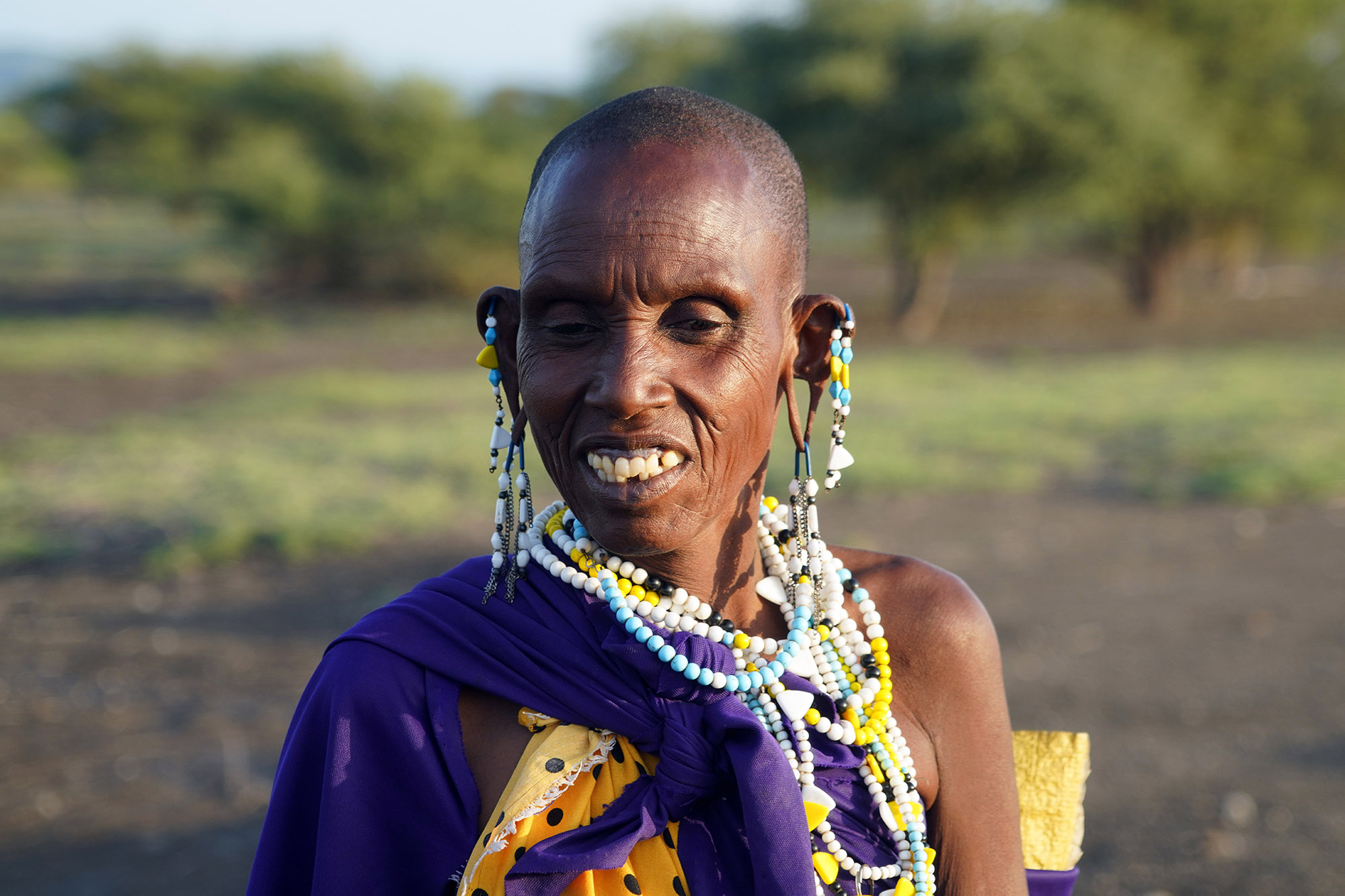 Une femme Massaï nous accompagne